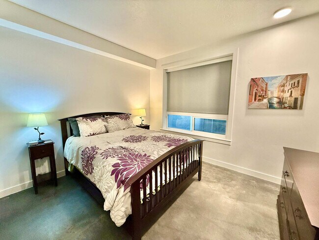 Building Photo - 385 S 400 E