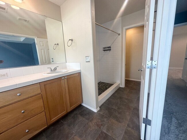 Building Photo - 3 Bedroom Beaverton Home with A/C!