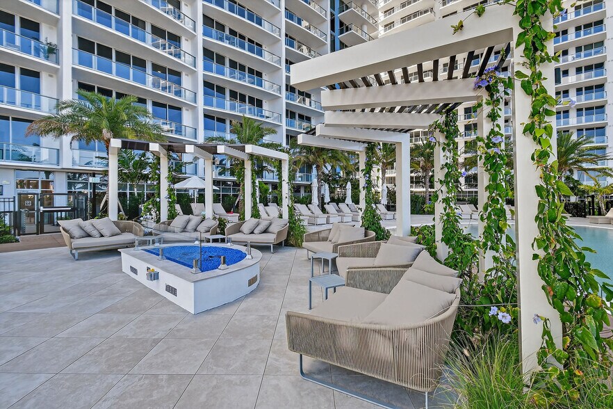 Lower Pool area - 220 Lake Shore Dr