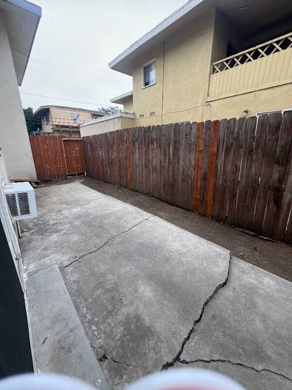 Building Photo - 1827 W Glencrest Ave