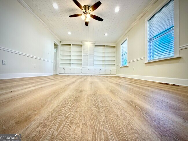 Building Photo - 305 Hillside Dr