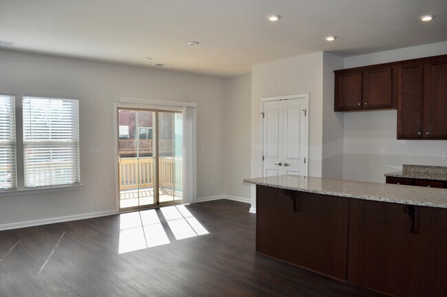 Building Photo - Beaver Creek Commons 3 Bed | 3.5 Bath Town...