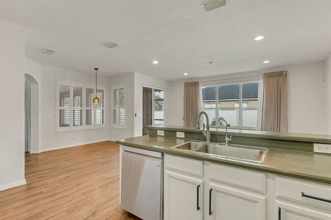 Building Photo - 3912 Heirloom Rose Pl