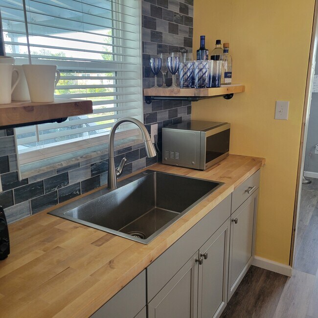 Building Photo - 22227 Hernando Ave