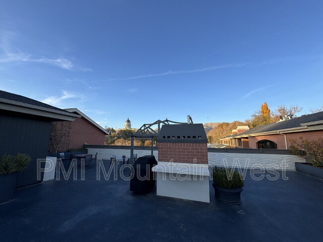 Building Photo - 171 E 3rd Ave