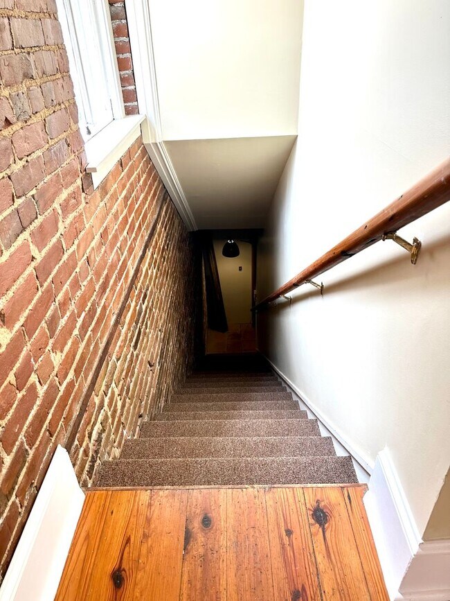 Building Photo - 3BR 2BA 3rd Street Downtown