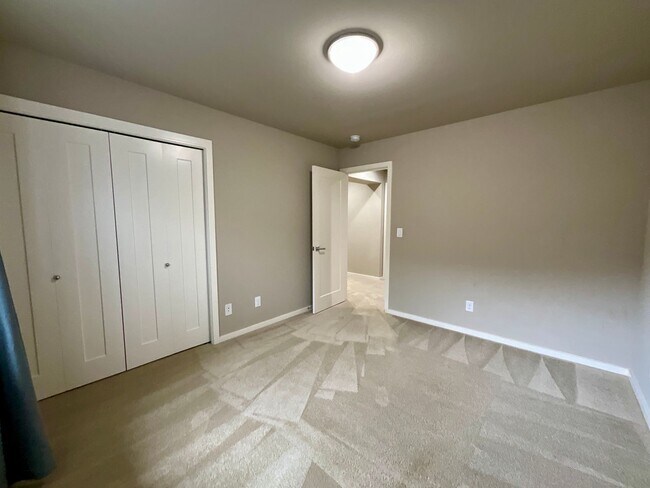 Building Photo - Beautiful and Spacious 4 Bedroom Home in M...