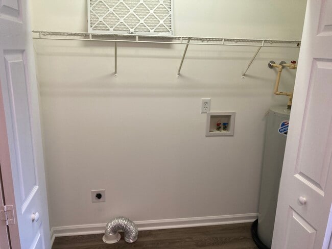 Building Photo - 63 Farm View Cir