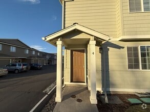 Building Photo - 2561 NW Cedar Ave