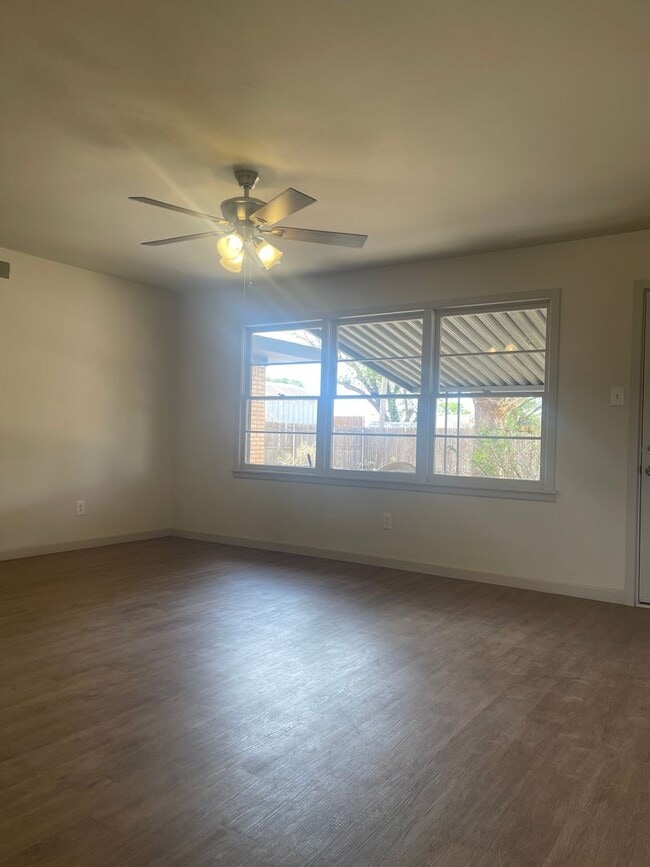 Building Photo - Pre-leasing for Fall! Adorable Remodeled House in Prime Location!