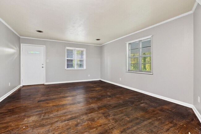 Building Photo - 3705 Crestview Pl