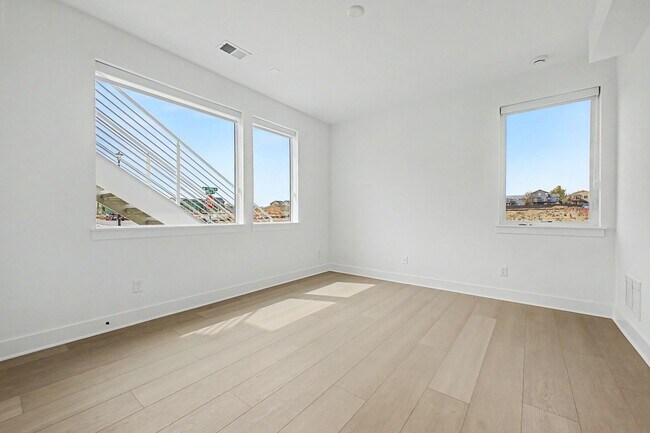 Building Photo - 707 Saddle Dr