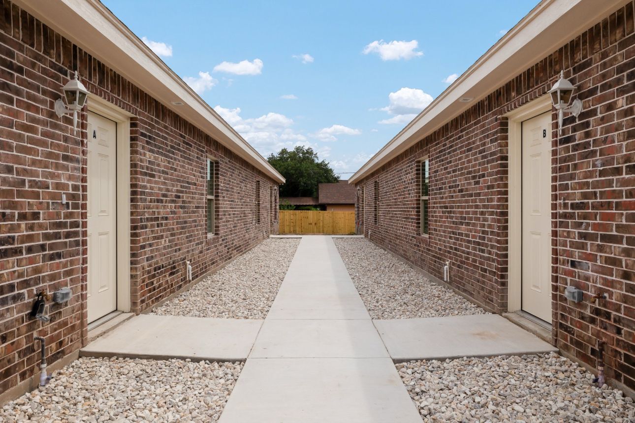 Building Photo - 303 Mistletoe Ave
