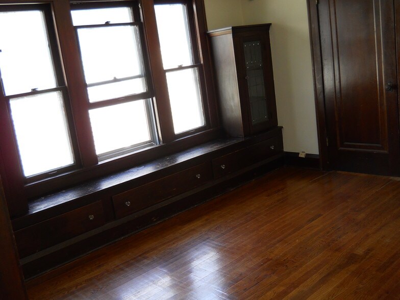 Building Photo - 2143 Eldred Ave