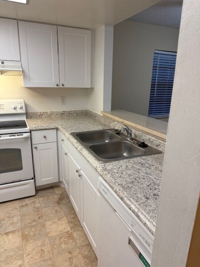 Building Photo - Coral Gardens Two bedroom condo