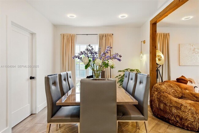 Building Photo - 1363 Biarritz Dr