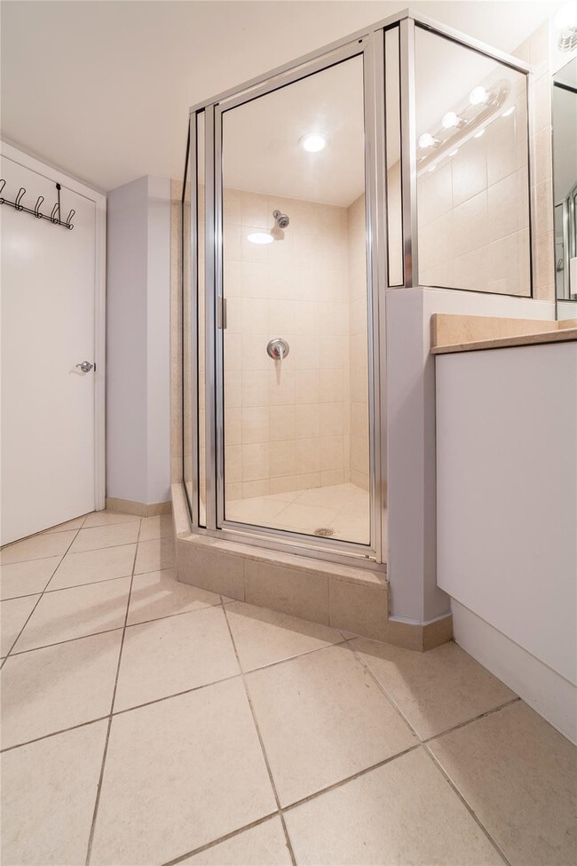 Building Photo - 16699 Collins Ave