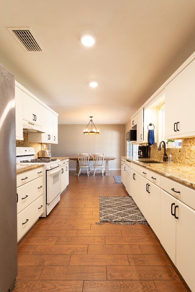 Building Photo - 2040 W Cambridge Ave