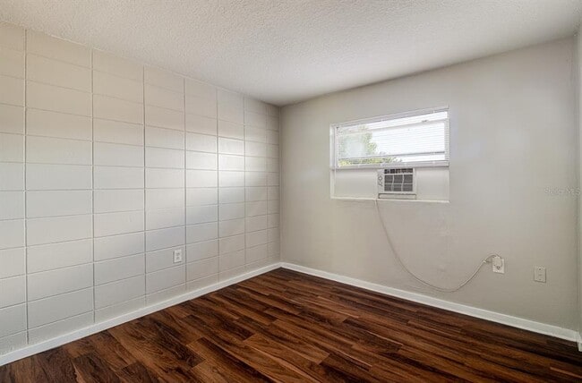 Building Photo - 1341 W Point Dr