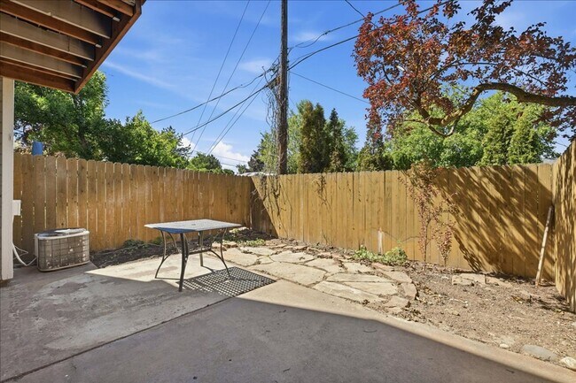Building Photo - 3 Bedroom 2.5 Bathroom Townhouse in Southeast Boise