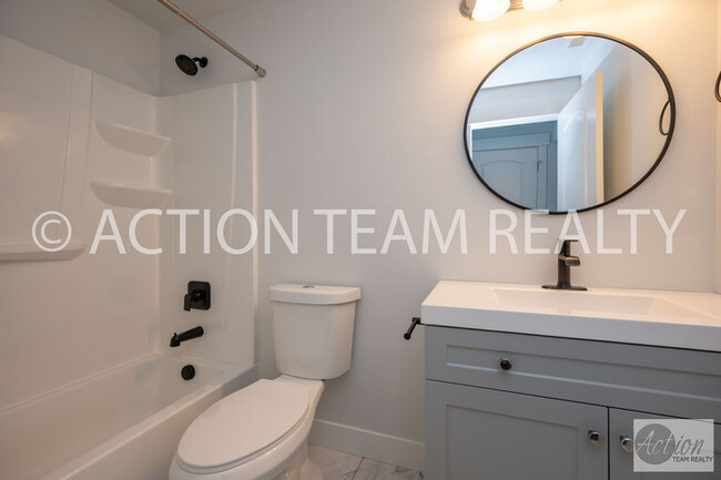 Building Photo - Mid-Row Townhome located in Bluffdale!