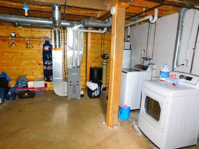 Building Photo - 635 N 2nd St