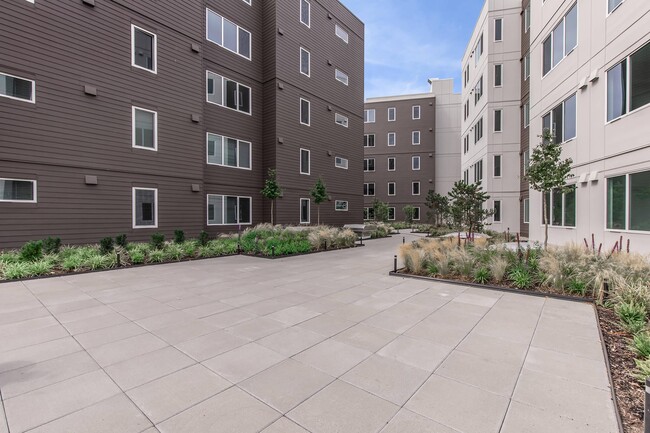 Building Photo - 192 Shoreline