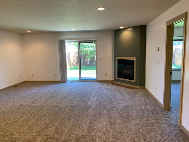 Building Photo - Beautifully Maintained Townhome