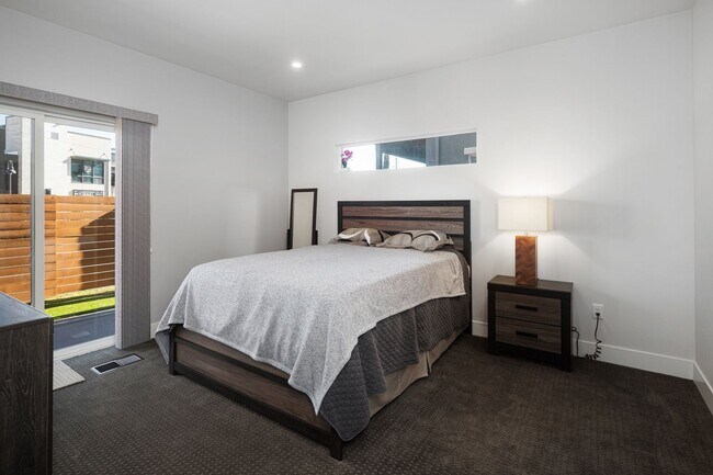 Building Photo - Downtown Executive Furnished Townhouse