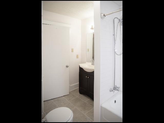 Building Photo - 312 Barton St