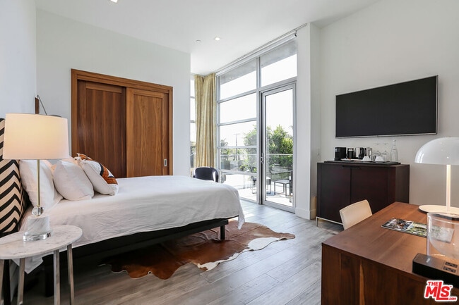 Building Photo - 912 N Crescent Heights Blvd