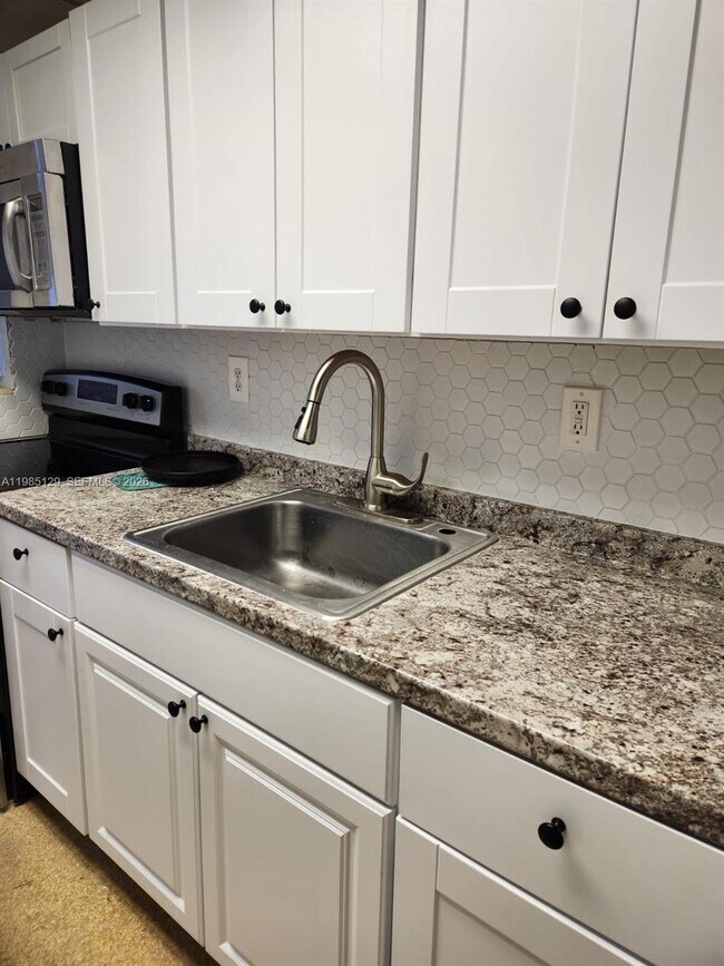 Building Photo - 1450 NE 170th St