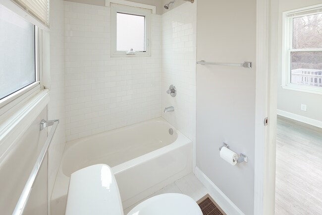 Large tub and shower combo with all new tile - 2354 Victor St