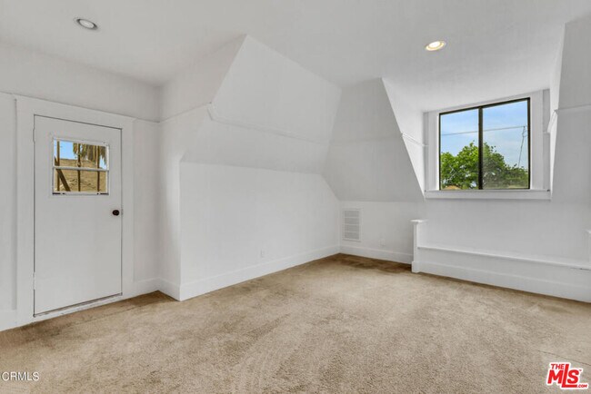 Building Photo - 1492 W 28th St