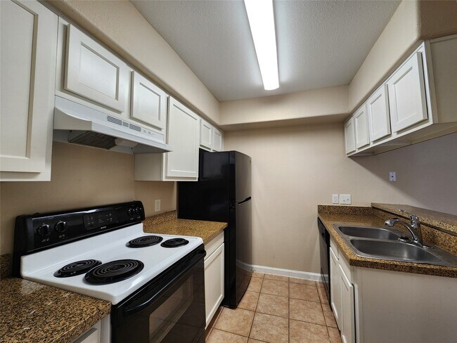 Building Photo - 17401 Red Oak Dr