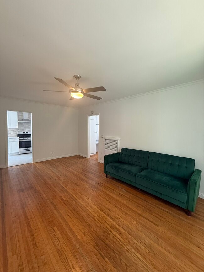 Building Photo - 11610 Oxnard St