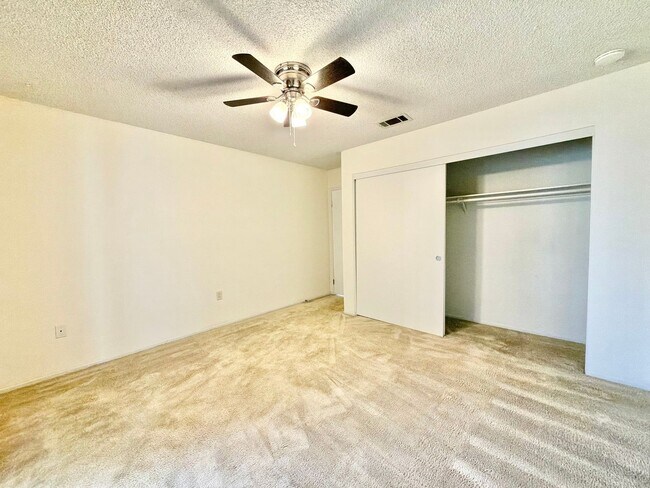 Building Photo - Charming Sun City 55+ Community 2 Bedroom Home with Bonus Sunroom Space