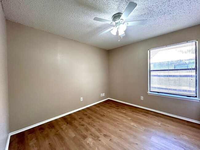 Building Photo - 12300 Deer Falls Dr