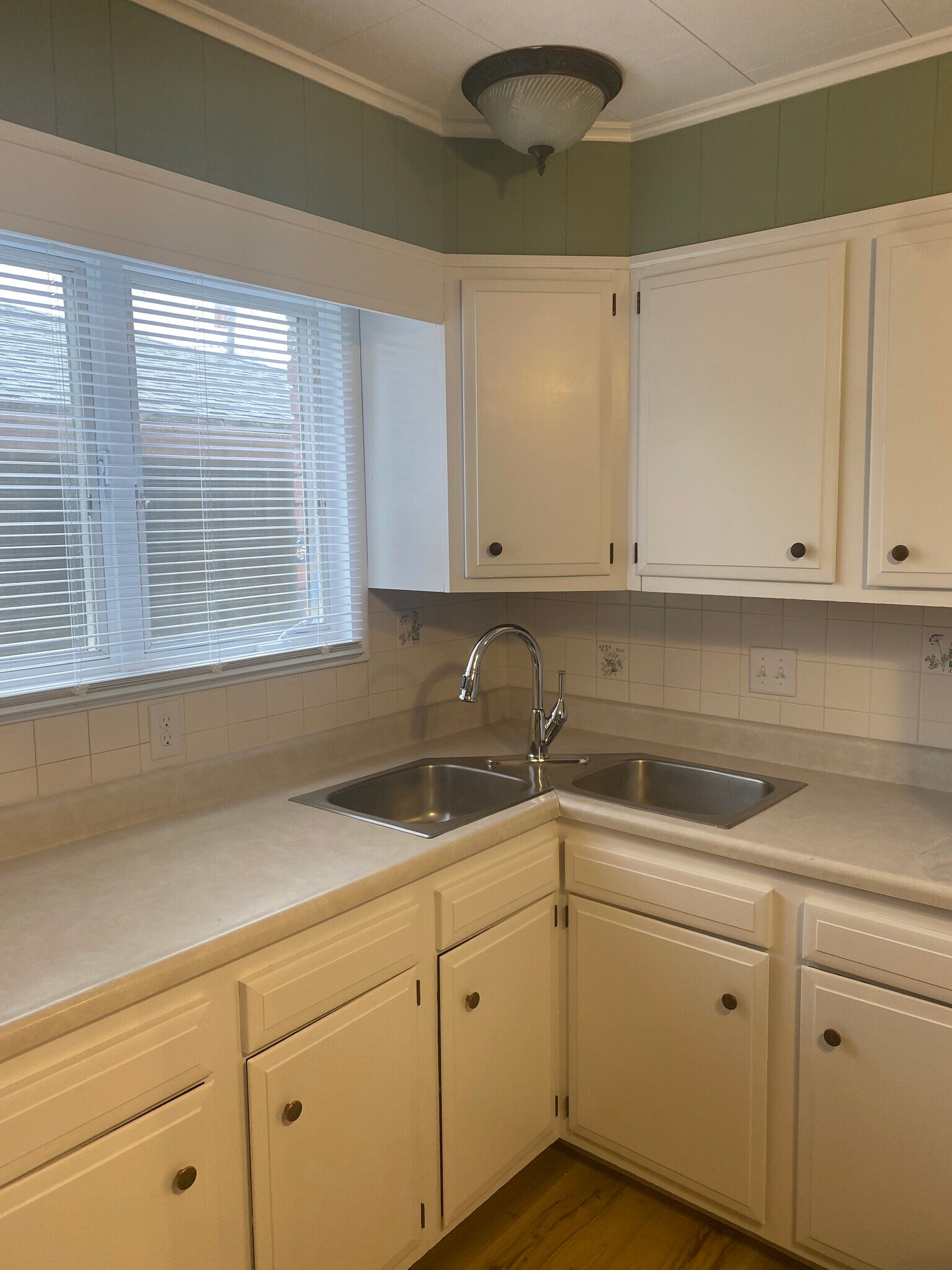 Building Photo - 105 Debby St