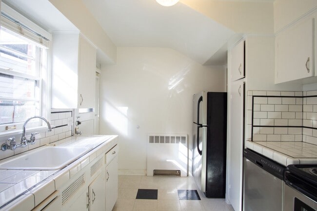 Building Photo - Charming 2-Story Irvington 2 Bedroom w/ Dishwasher & Hardwood Floors!!