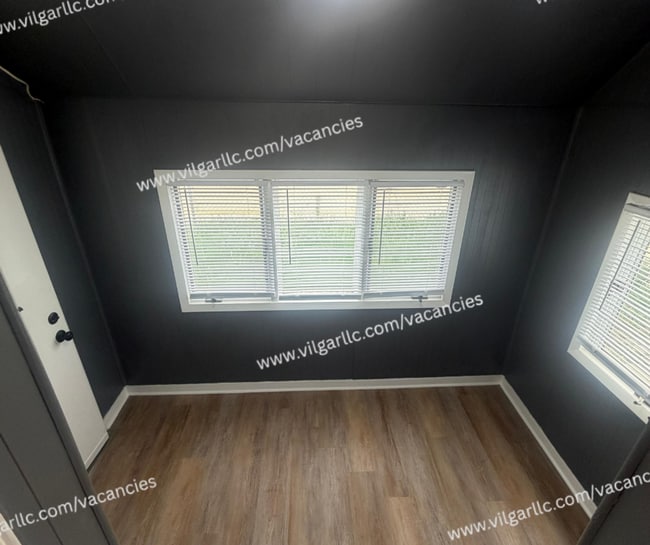 Building Photo - 4-bedrooms, 1-Bath - 2-floor Duplex Home