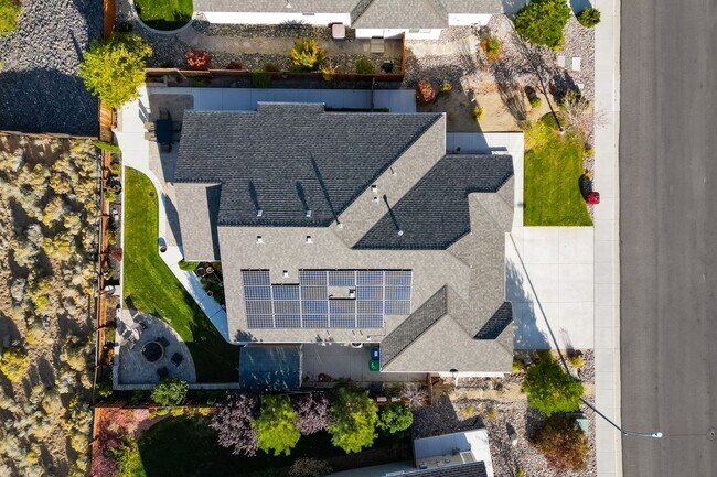 Building Photo - FULLY FURNISHED home available now.