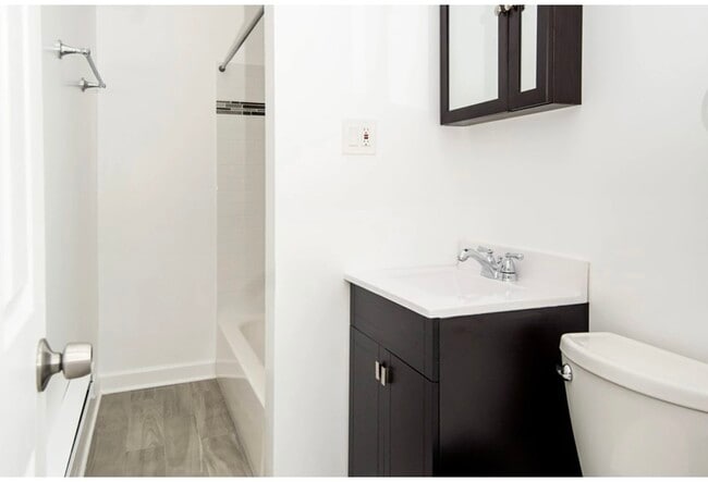 Building Photo - 837.5 W Cornelia Ave