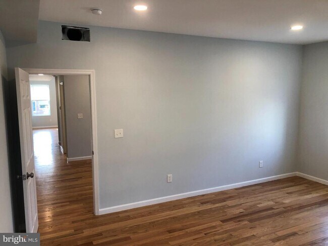 Building Photo - 441 Leverington Ave