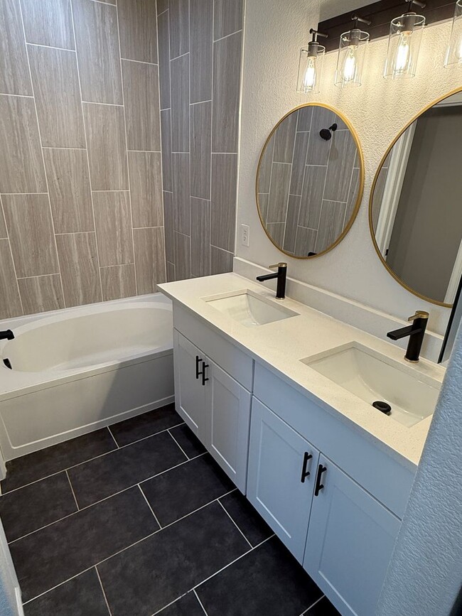 Building Photo - GEORGEOUS 2 bedroom townhome!