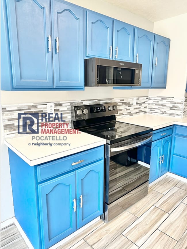 Building Photo - 5 Bedroom 3.5 Bath House - Pet Friendly