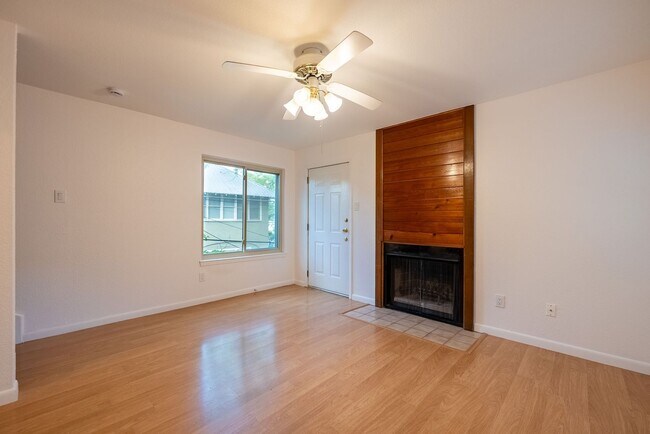 Building Photo - Beautiful 2 Bedrooms, 1.5 BathroomS home in Gateway Condominiums!!!
