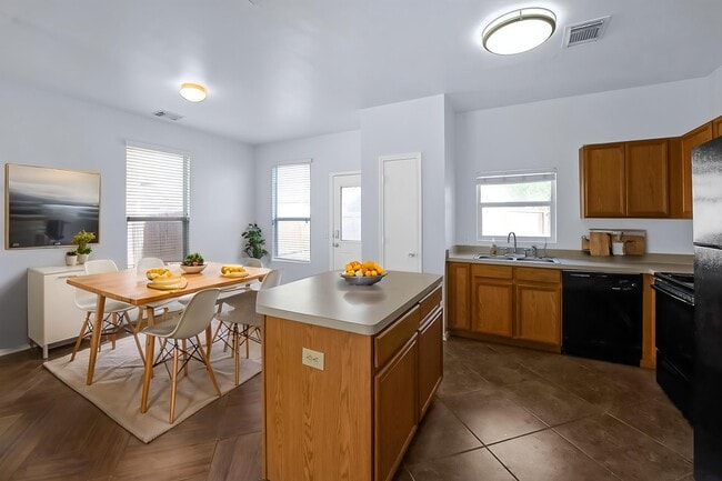 Building Photo - 6011 Midcrown Dr E