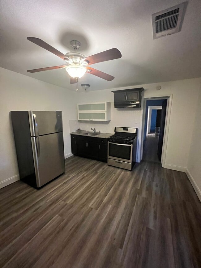 Building Photo - Cool home in East Austin - Don't Miss this...