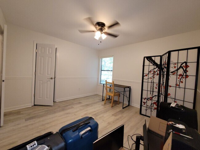 Building Photo - 4 Bed/2 Bath w/ Huge Basement Minutes from...